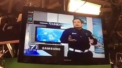 Noti7 - Noticia de un señor caminando hacia atras sentado en plena calle