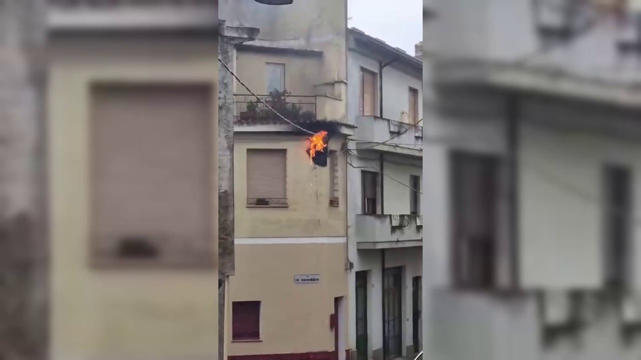 Il fulmine colpisce la chiesa, prende fuoco la linea elettrica: le immagini sono impressionanti