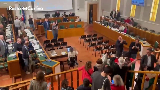 Consiglio comunale interrotto a Ferrara da manifestanti pro Palestina, il video