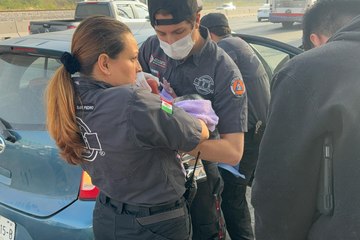 Paramédicos auxilian a mujer embarazada en San Pedro