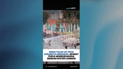 Demo Penolakan UU TNI di Surabaya Memanas, Massa dan Aparat Saling Lempar Batu