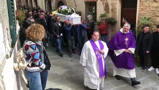 In centinaia a Batignano per l'ultimo saluto ad Aurora, morta a 19 anni in gita scolastica