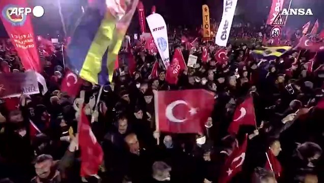 In migliaia a Istanbul contro l'arresto del sindaco Imamoglu