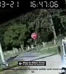 Caminhão atravessa ferrovia colide com trem em SC