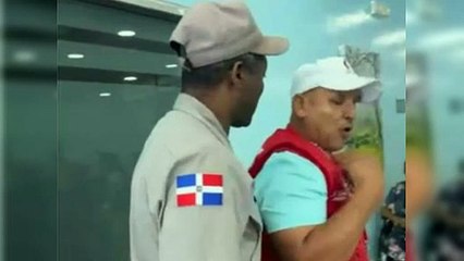 Policía agrede a miembro de la Cruz Rojas en hospital de Santiago