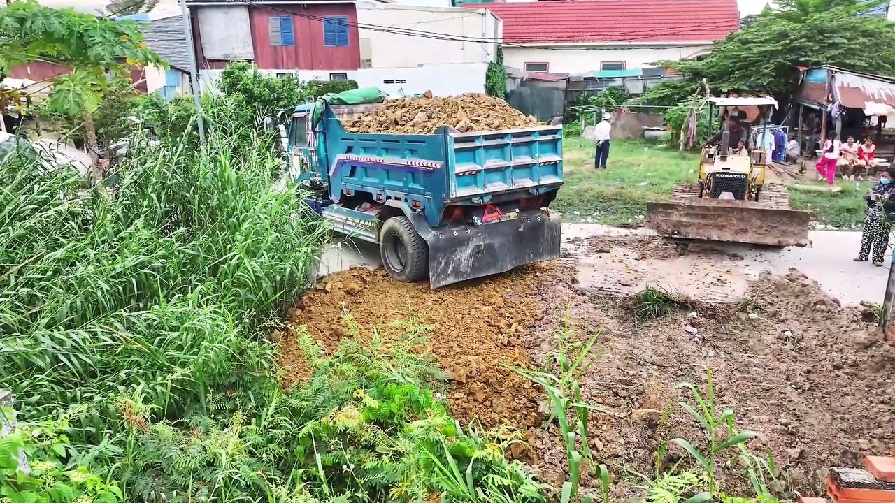 The start of the project by the Komat'Su D20P bulldozer company, pushing the earth with a 5ton truck