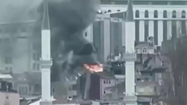 Beyoğlu Kocatepe Mahallesi’nde bir binanın çatı katında yangın