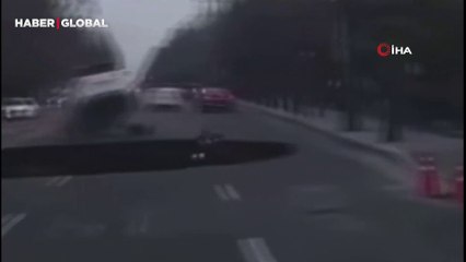 Otoyolda aniden oluşan dev çukur araçları yuttu! 1 kişi kayboldu