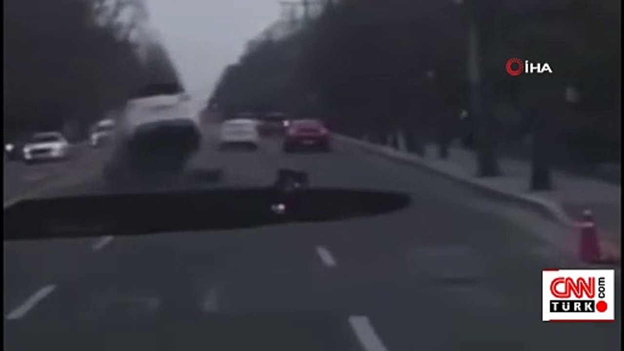 Otoyolda aniden dev çukur oluştu, motosikleti böyle yuttu: Sürücü kurtarılamadı! O anlar kamerada