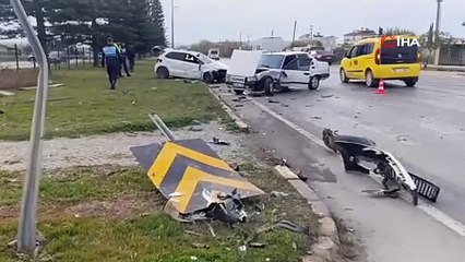 İki otomobil çarpıştı, araçlar hurdaya döndü: 2 yaralı