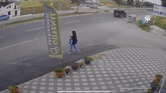 Otomobilin yayaya çarptığı kaza güvenlik kamerasında