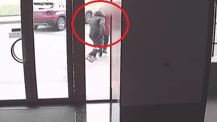 Torino, lo scippo in diretta di una pensionata: 22enne scappa con la borsa