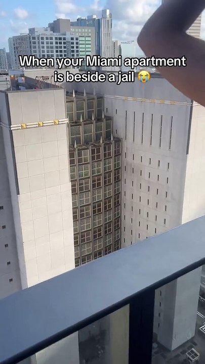 Twerker devant une prison