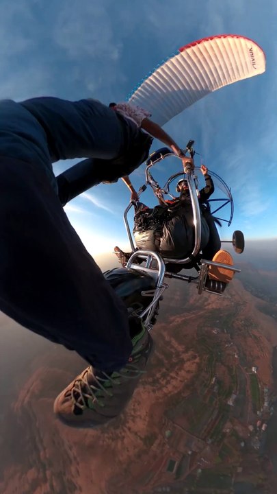 Saut en BASE jump depuis un parapente motorisé