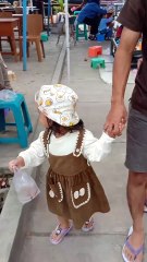 Un enfant déplace soigneusement un poisson autour d'un poteau