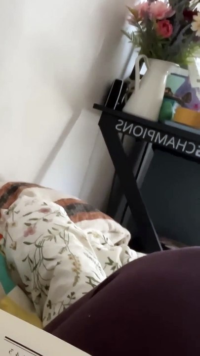 Un rat tente un saut et chute brutalement