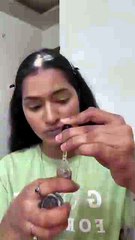 Une femme renverse son maquillage en utilisant une pipette