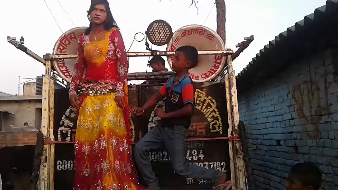 इस_डांस_को_देख_कर_आप_भी_हिल_जायेंगें