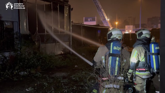 Un entrepôt part en fumée à Anderlecht: gros déploiement de pompiers