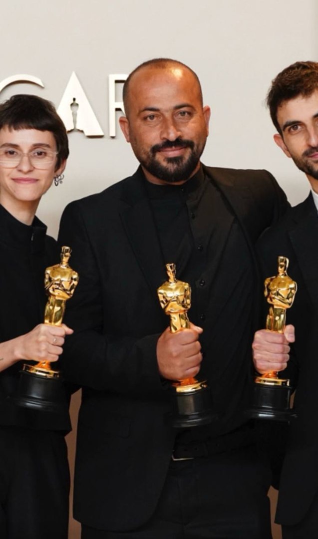 Fuerzas israel�es arrestaron a Hamdan Ballal, uno de los codirectores del oscarizado documental 'No other land', mientras estaba siendo tratado en una ambulancia en Massafer Yatta (Cisjordania ocupada), despu�s de que un grupo de colonos le propinaron una paliza.

El israel� Yuval Abraham, tambi�n codirector, ha denunciado que su compa�ero sufri� lesiones en el est�mago y la cabeza al grabar el asalto de los colonos a una aldea palestina en Cisjordania.

"Lo golpearon y presenta heridas en la cabeza y el est�mago. Los soldados irrumpieron en la ambulancia que hab�a llamado y se lo llevaron. No hay rastro de �l desde entonces", declara su compa�ero en X