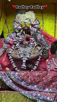 निकल जाए फिर ये तेरे चरणों में दम🥹 कभी तेरी चौखट ना छोड़ेंगे हम #krishna #vrindavan #bhakti #shorts