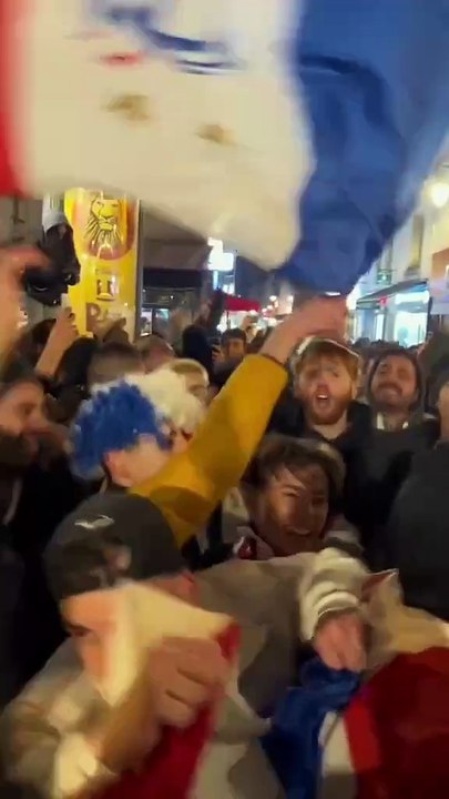 La France en demi-finale de la Coupe du Monde : c’est la fête à Paris ! (Images @remybuisine pour Brut)