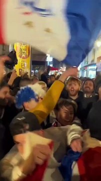 La France en demi-finale de la Coupe du Monde : c’est la fête à Paris ! (Images @remybuisine pour Brut)