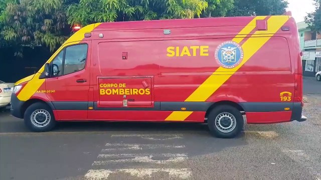 Casal fica ferido após colisão entre carro e moto no Bairro Santa Cruz