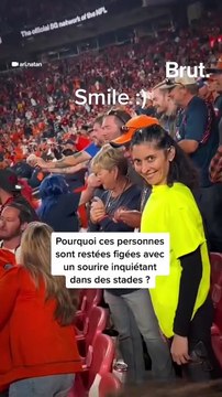Dans les stades, ils restent figés avec un sourire inquiétant