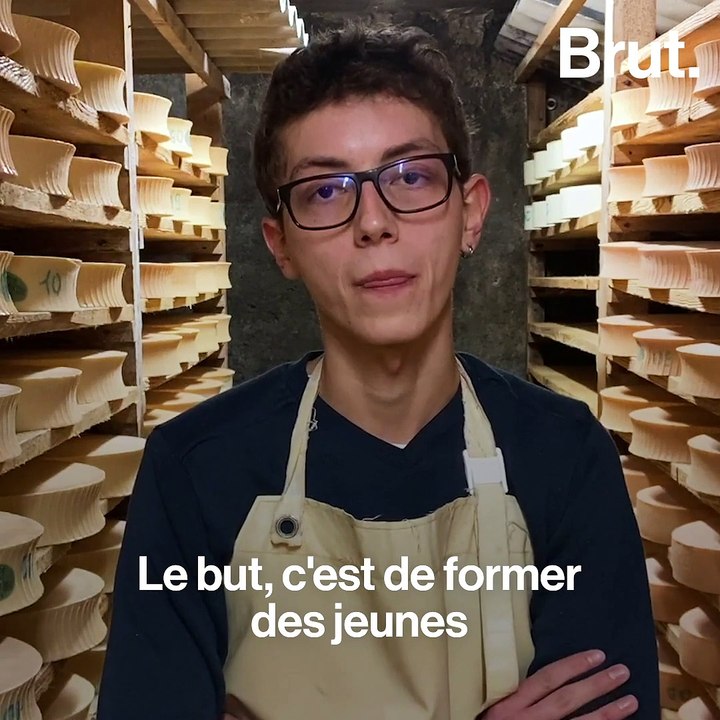 Maxence apprend son métier de fromager avec les Compagnons du Devoir