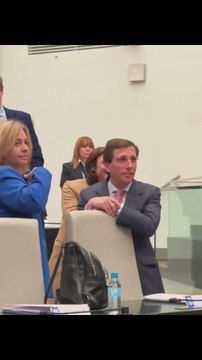Los concejales de Más Madrid visten camisetas por las víctimas de las residencias y Almeida se ríe de ellos