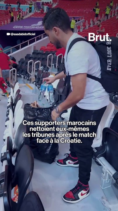 Qatar : ces supporters nettoient les tribunes après les matchs