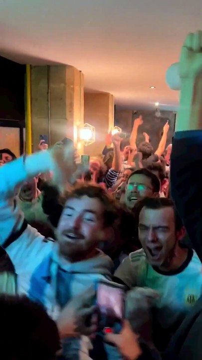 L’explosion de joie des supporters argentins à Paris au moment de la qualification en demi-finale de Coupe du Monde. L’Argentine affrontera la Croatie en demi-finale après sa victoire ce soir face aux Pays-Bas. (Images @remybuisine pour Brut)