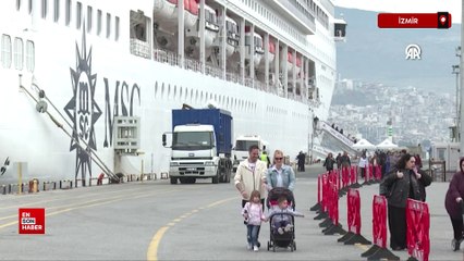 İzmir'e iki kruvaziyerle 2 bin 983 turist geldi