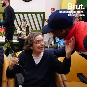 Ils passent du temps avec des personnes âgées dans un EHPAD