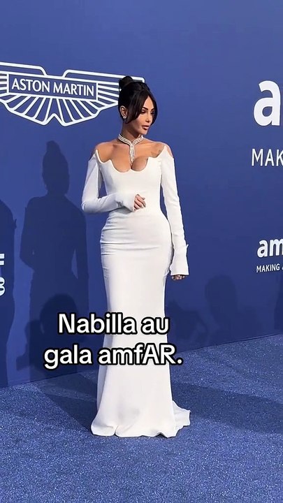 Nabilla au gala AmfAR.