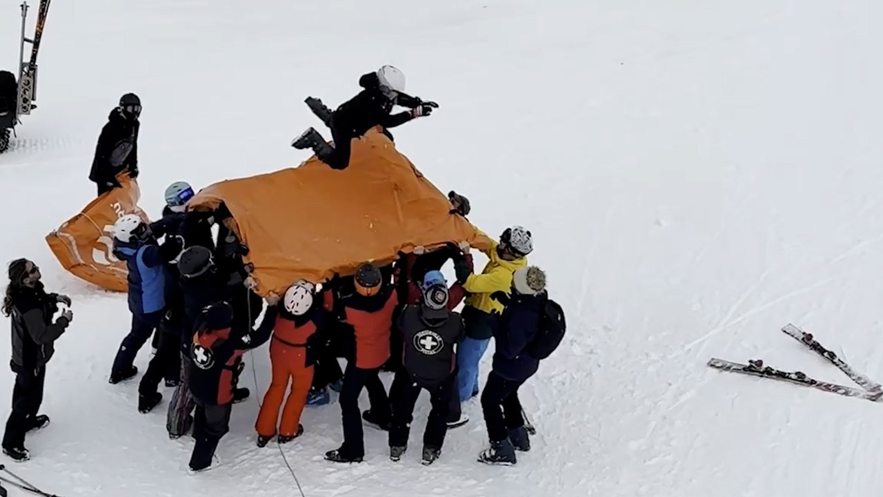 Skifahrer retten ein vom Sessellift baumelndes Kind mit einem behelfsmäßigen Kissen