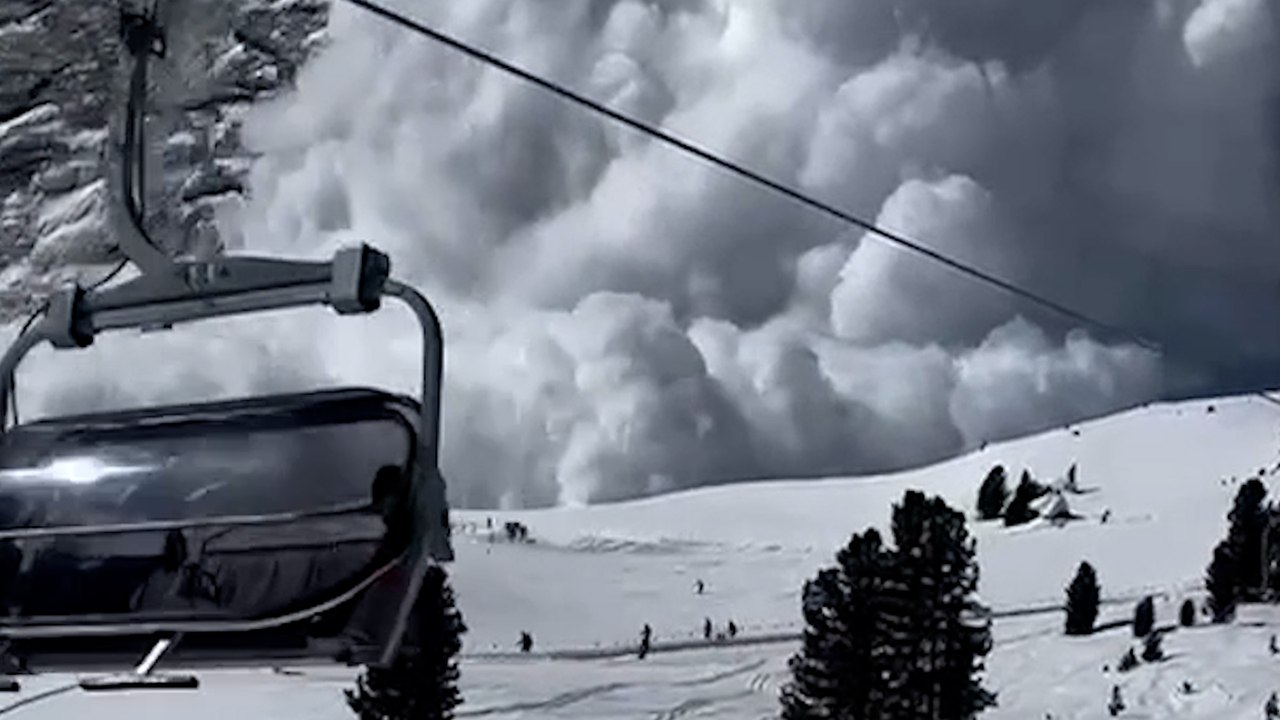 Terrifying avalanche engulfs skiers in massive cloud of snow