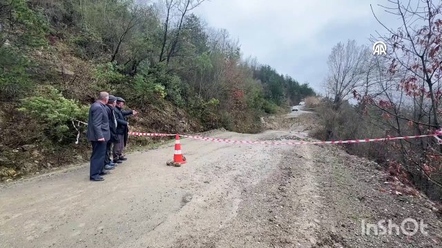 Köy yolunda heyelan meydana geldi
