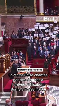 La Marseillaise chantée par des députés à l’arrivée d’Élisabeth Borne à l’Assemblée.