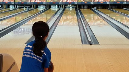 Two handed youngest bowler Alina Mehmood 20180821_111039