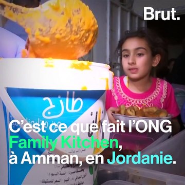 Une ONG distribue des repas d'hôtels de luxe aux plus pauvres