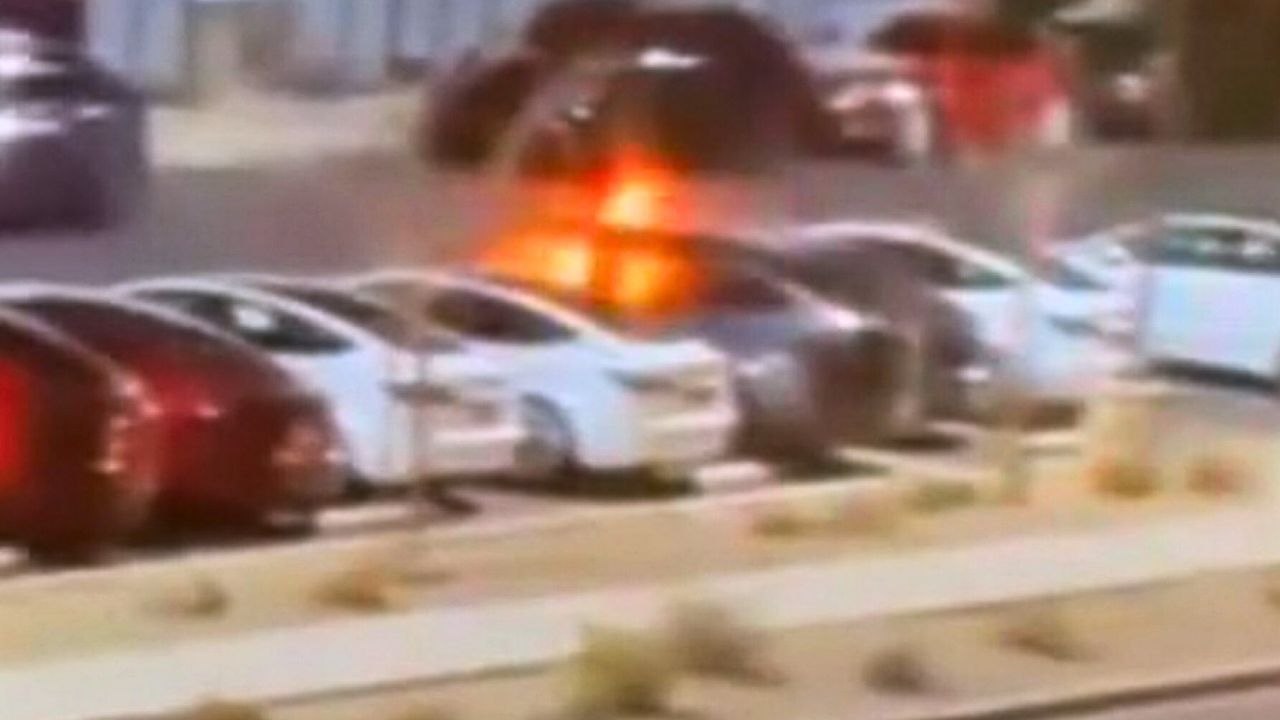 Die Polizei ermittelt, nachdem Teslas in Brand gesetzt und beschossen wurden