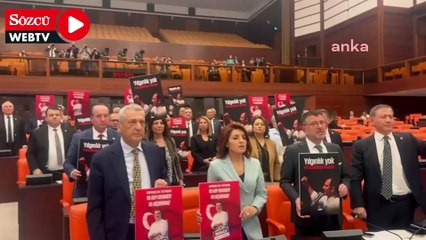 Kürsüye sırtlarını dönüp protesto ettiler