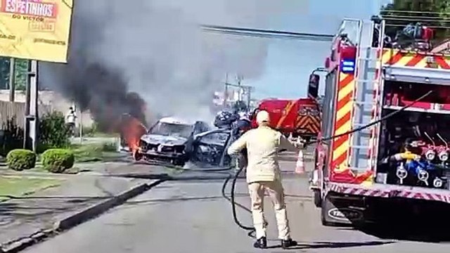 Carro de aplicativo pega fogo após colisão em Pinhais
