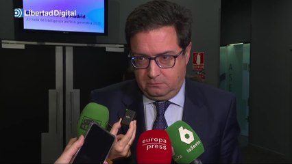 Óscar López tilda de "racistas" las quejas de Ayuso sobre el reparto de menas