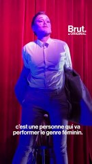 Sur scène, elle performe habillée en homme