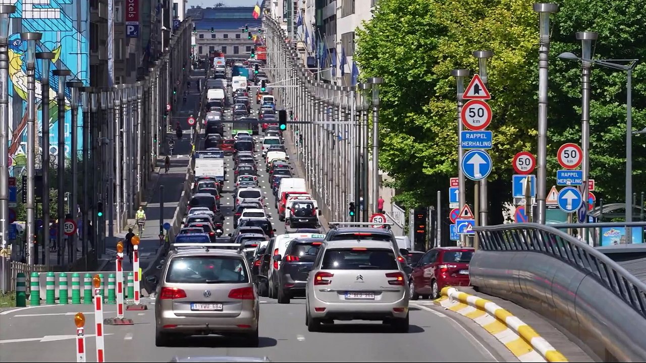 La UE pone las bases para un carnet de conducir digital europeo en 2030 y permiso desde los 17