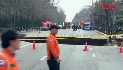 Enorme voragine a Seul: strada chiusa al traffico