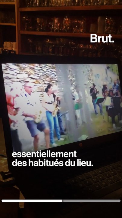 Son bar survit grâce à la solidarité des habitués